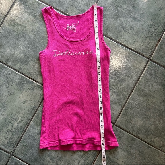 VTG Y2K Hot Pink Ribbed “Delicious” Tank Top
“Yum” Printed on the back - Picture 4 of 6